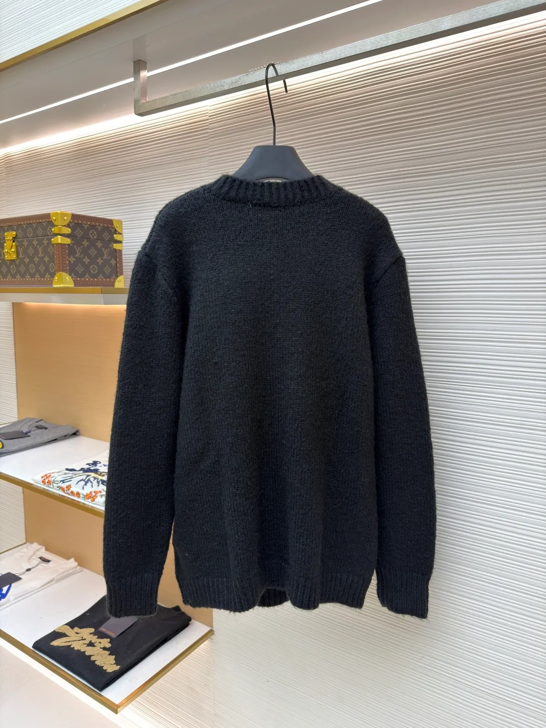 LOUIS VUITTON jacquard logo knitted wool cardigan ●Original version: Purchased and developed for 15999 ●Item number: 1681605-B05 ●Fabric: wool blended fabric ●Technology: jacquard production ●Color: black ●Version: fitted version ●Weight: about 895 grams ●Size: S-M-L-XL ●Description: Made of 40 cashmere, 30 wool, 30 cotton. This type of wool is mixed custom-woven wool. The fabric feels soft and the upper body has a three-dimensional and stylish shape. The button base is made of alloy material, and the pearlescent button laser-engraved brand logo is used on the surface. The jacquard uses imported positive 7-knitted fabric to create the logo. The logo is classic and high-end without losing elegance. This cardigan is made from a blend of sheep wool and yak hair, with thick yarns to create a soft texture. The contrasting LV logo is integrated into the knitted fabric, and the casual and elegant back thread design makes it easy to dress up on weekends. The overall wiring is straight and delicate, the fabric is comfortable and soft, and the color is consistent without color difference. It can be matched with the same style to create a fashionable look and control various occasions. Customized accessories, complete with three standards, same style for men and women!